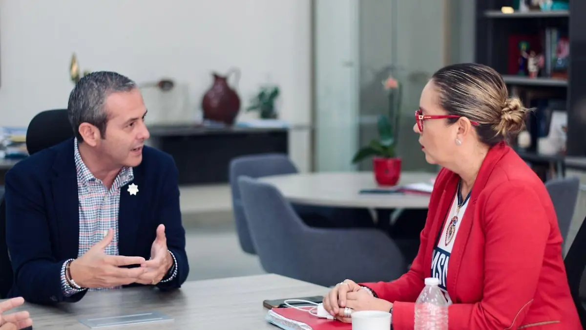 Alejandro Cussi y Yarabí Ávila en reunión